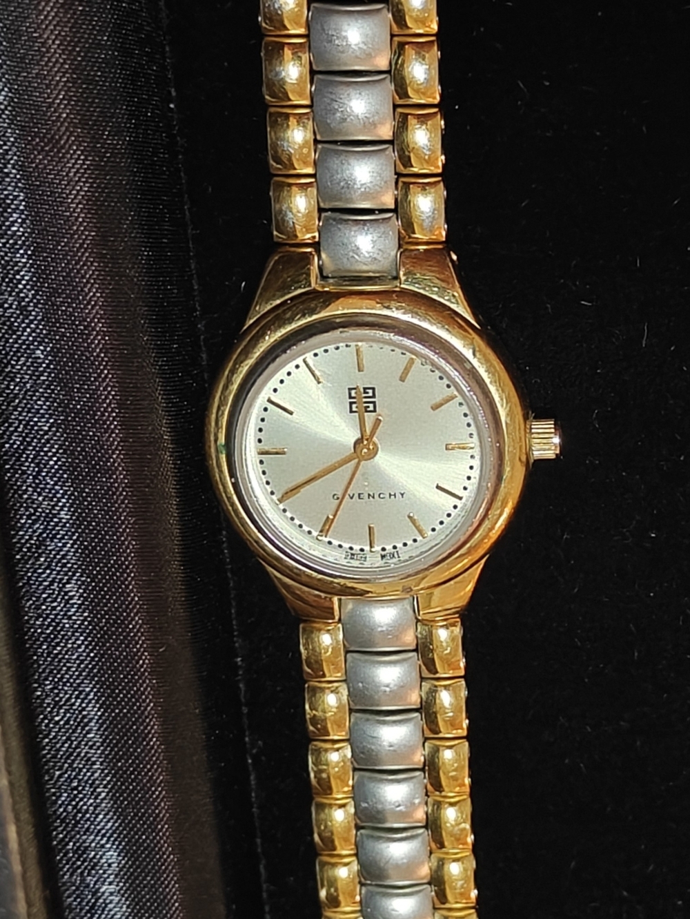 Vintage Authentic Givenchy Ladies Watch Cleaned New Battery - Picture 16 of 16